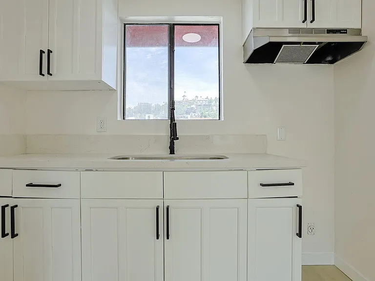 1816 N Gramercy Pl — Photo 5