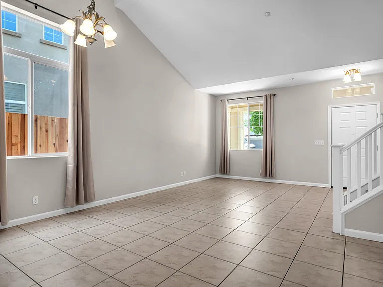 1605 Laugenour Dr — Photo 5