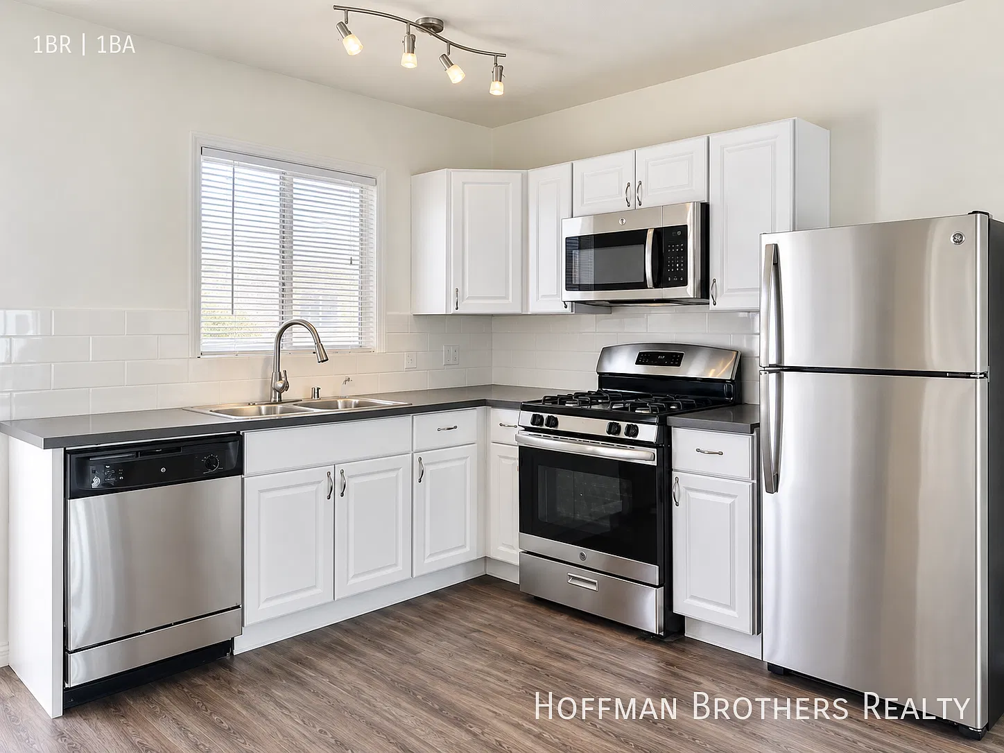 Upper-Level 1br With Private Balcony, Hardwood Floors, Dishwasher & On-Site Parking! — Photo 2
