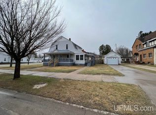 132 E Onota St, Munising, MI 49862