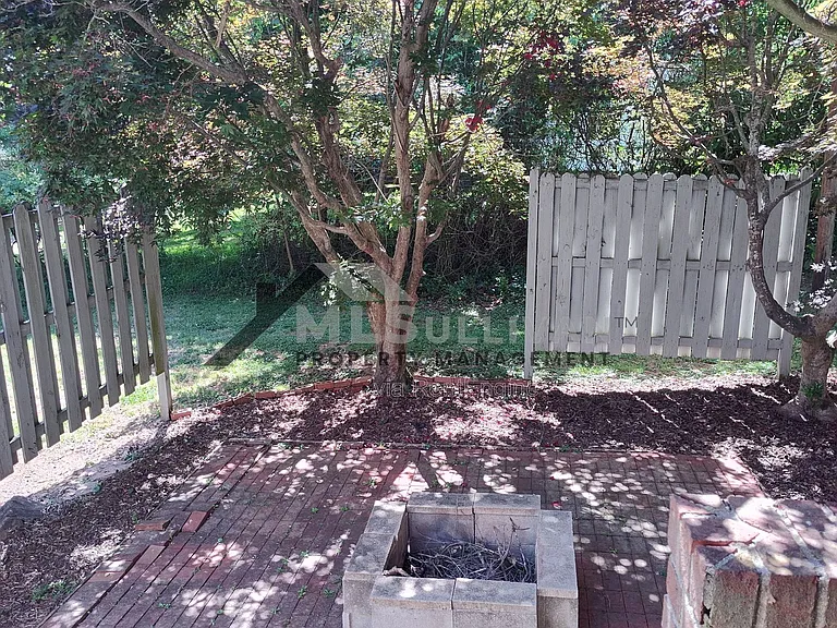 100 S Hassel St — Photo 22