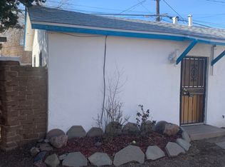 1 Bd Casita or a 3 Bd / 2 Ba Main House - 1 Block to UNM & Updated!, Albuquerque, NM 87106