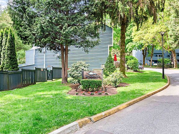 3rd image of 128 Brookside Dr