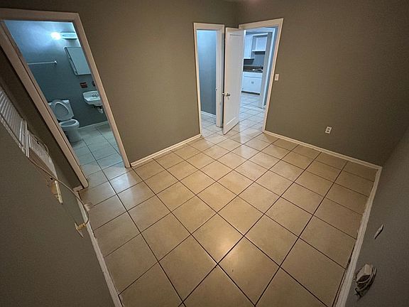 4th image of 519 6th Ave W #2
