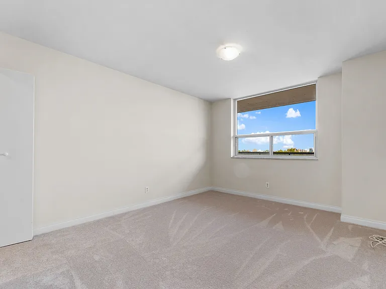 1541 Ouellette Ave — Photo 15