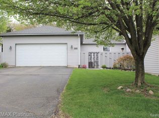 3048 W Telluride Dr, Brighton, MI 48114