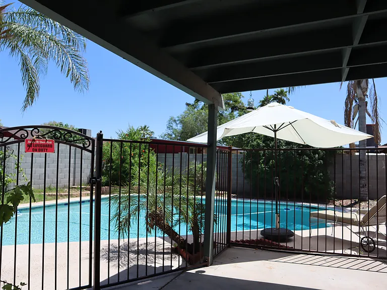 2526 E Corrine Dr — Photo 1