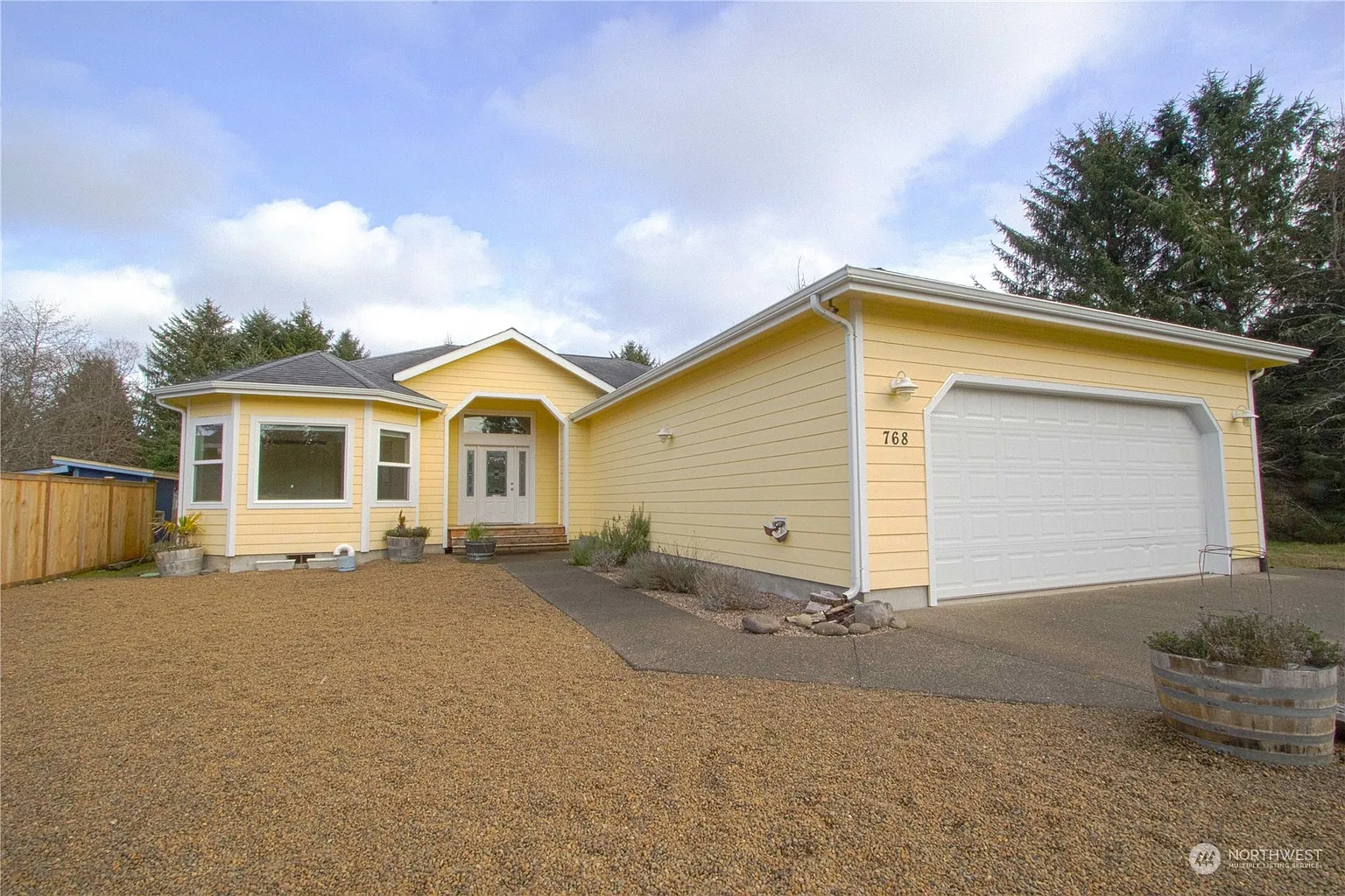 768 Island Circle SE photo 1