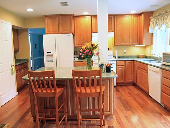 updated kitch with bfast bar