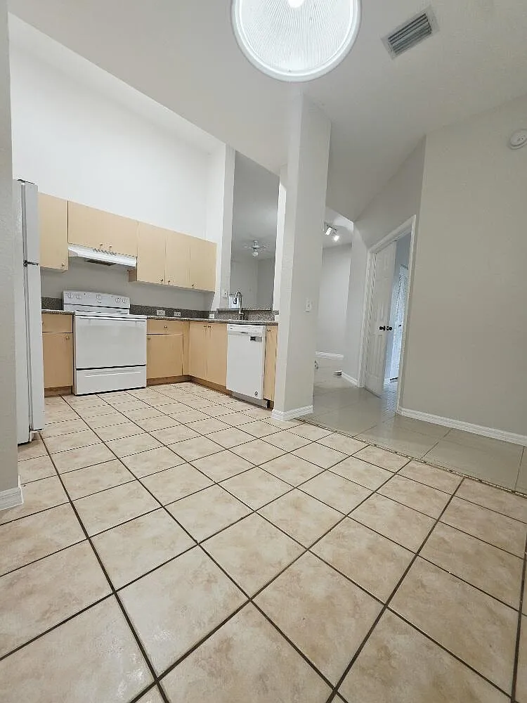 3 bed, 2.0 bath, 1301 sqft, $2,400 — Photo 4