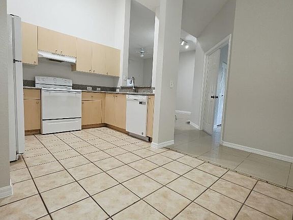 4th image of 260 Crestwood Circle #102