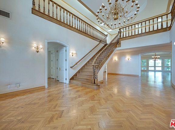 5th image of 719 N Elm Dr