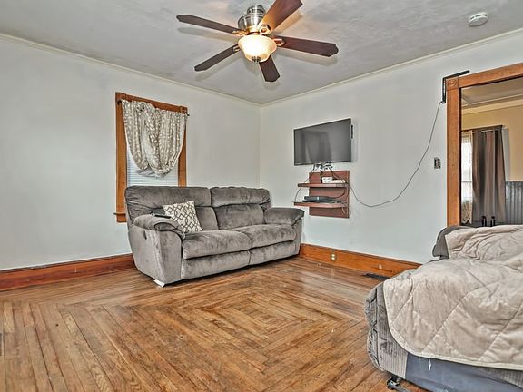4th image of 575 Bay St