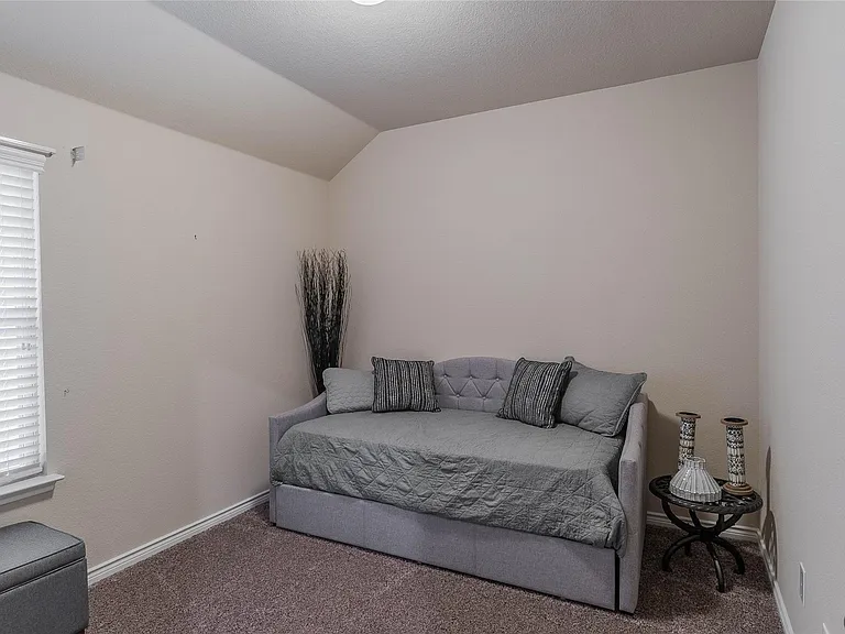 562 Jamestown Ln — Photo 17