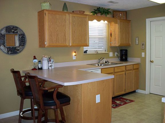KITCHEN WITH BREAKFAST BAR 