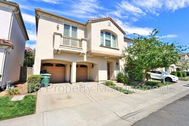 4 bed, 2.5 bath, 1876 sqft, $2,795 — Photo 2