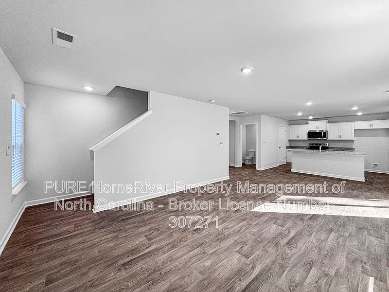3 bed, 2.5 bath, 2163 sqft, $2,035 — Photo 3