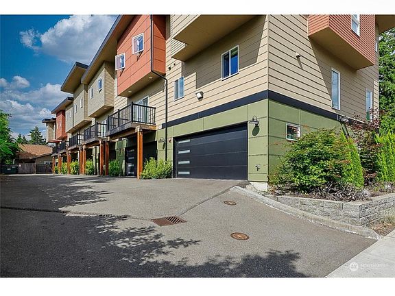 4th image of 1540 NE 175th St Unit E