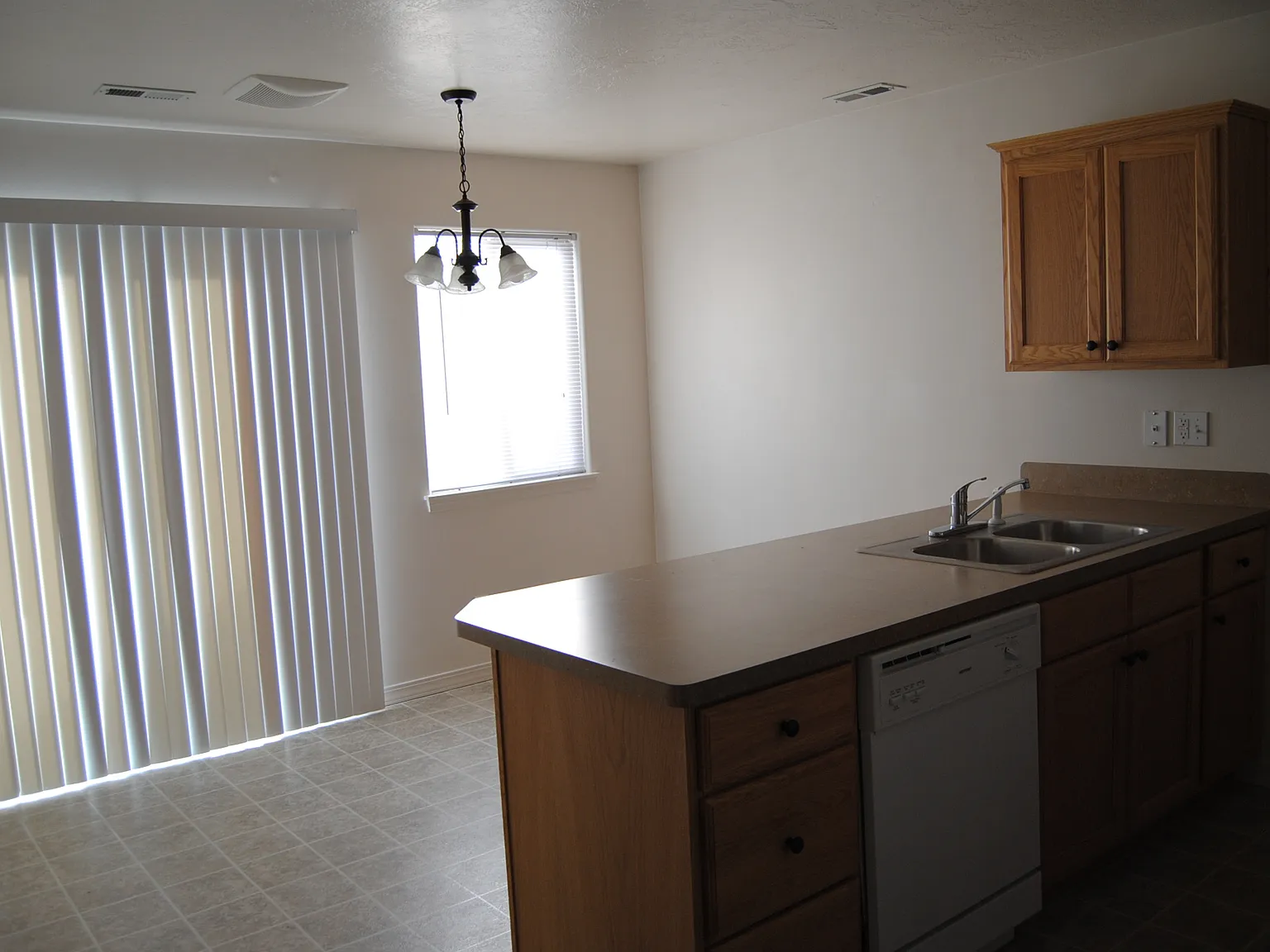 2 bed, 2.5 bath, 1100 sqft, $1,250 — Photo 3