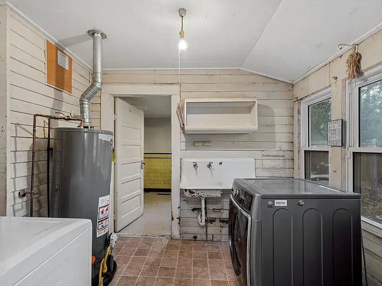 2097 Linden Ave — Photo 10