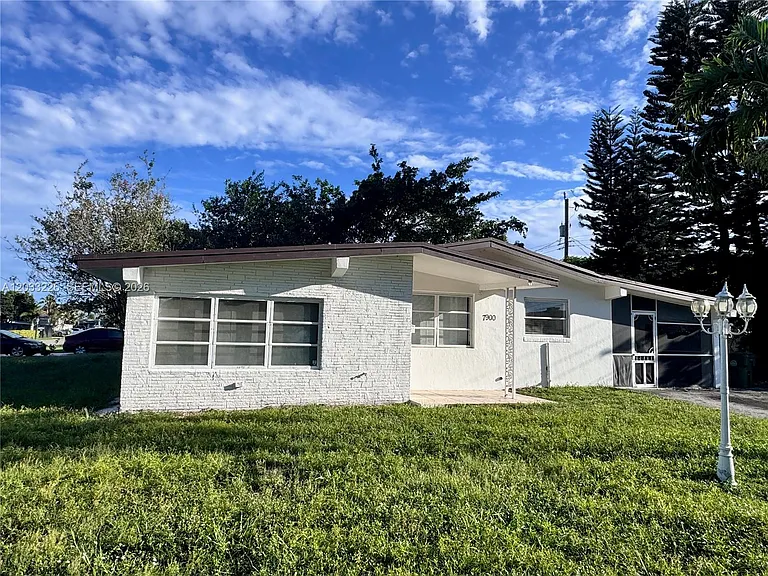 7900 NW 16th St — Photo 19