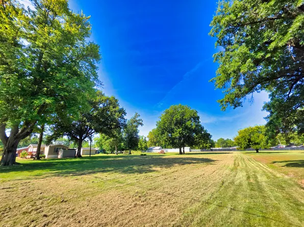 342 S Elm St, Flora, IL 62839