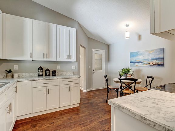 4th image of 907 Majestic Cypress Dr N