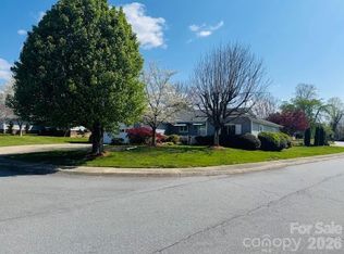 200 Dartcrest Dr, Hendersonville, NC 28792