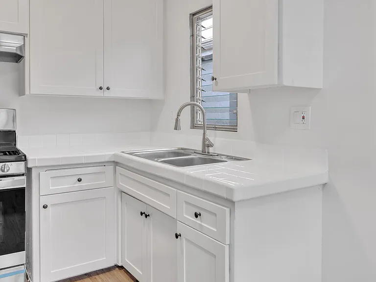 1055 Loma Ave — Photo 1