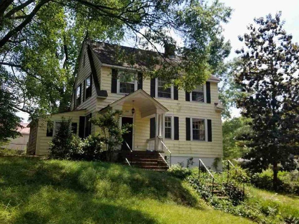 2nd image of 1200 Forest Ln