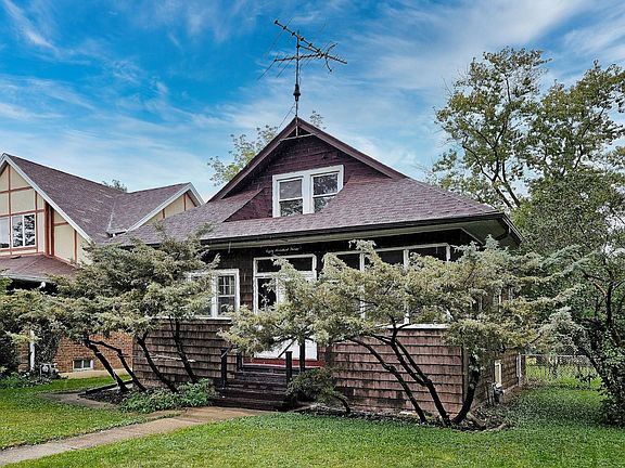 2nd image of 830 Woodbine Ave