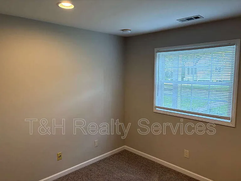 5202 Patterson St — Photo 13