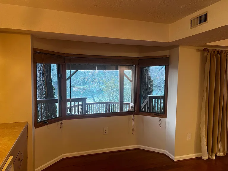 685 Shore Rd — Photo 22