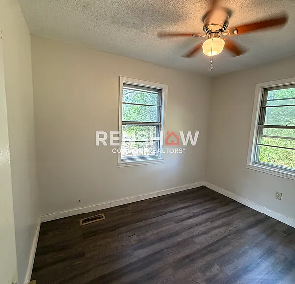 450 Bedwell St — Photo 31