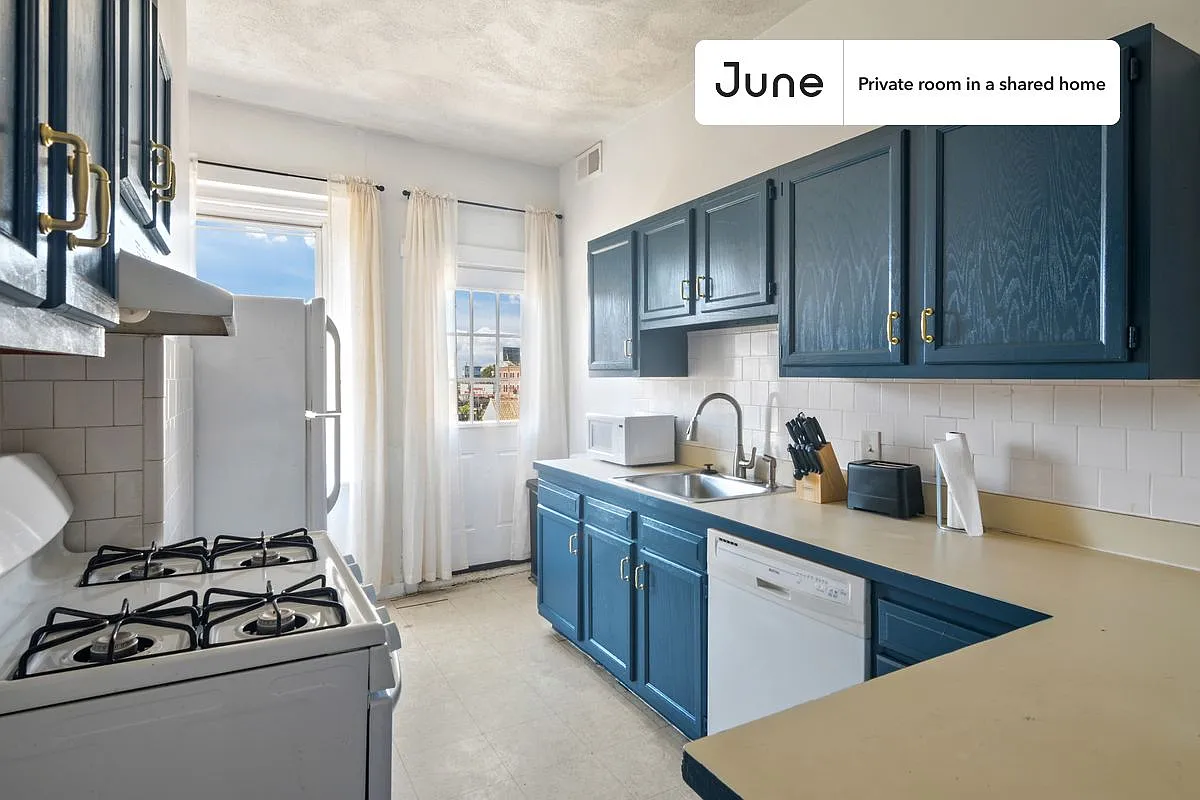 Full bedroom in 4 bed/1 bath home in Allston #458 B — Photo 2