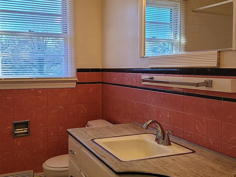 1806 S Hill Ave — Photo 12