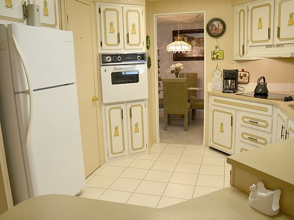 5th image of 315 NE Moonstone Dr