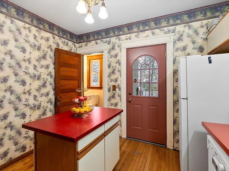 925 Westcott St — Photo 13