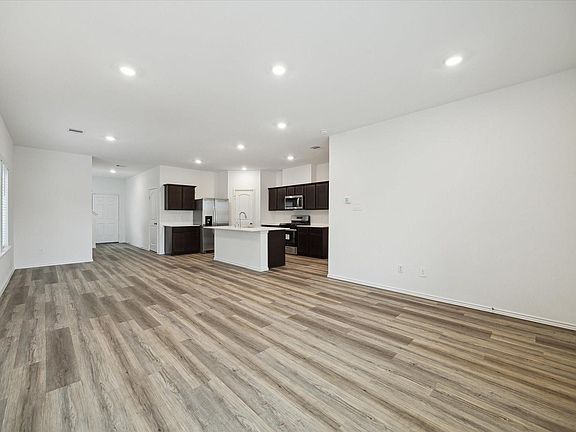 4th image of 1002 Concord Pointe Ln