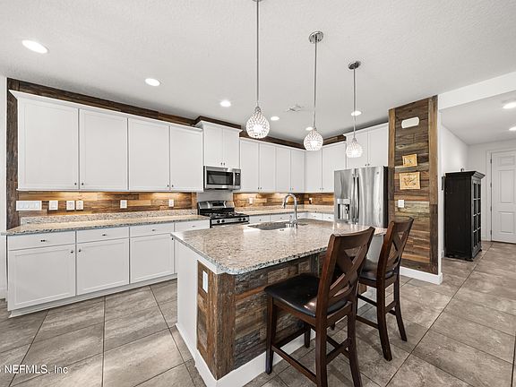 4th image of 341 ASPEN LEAF Drive