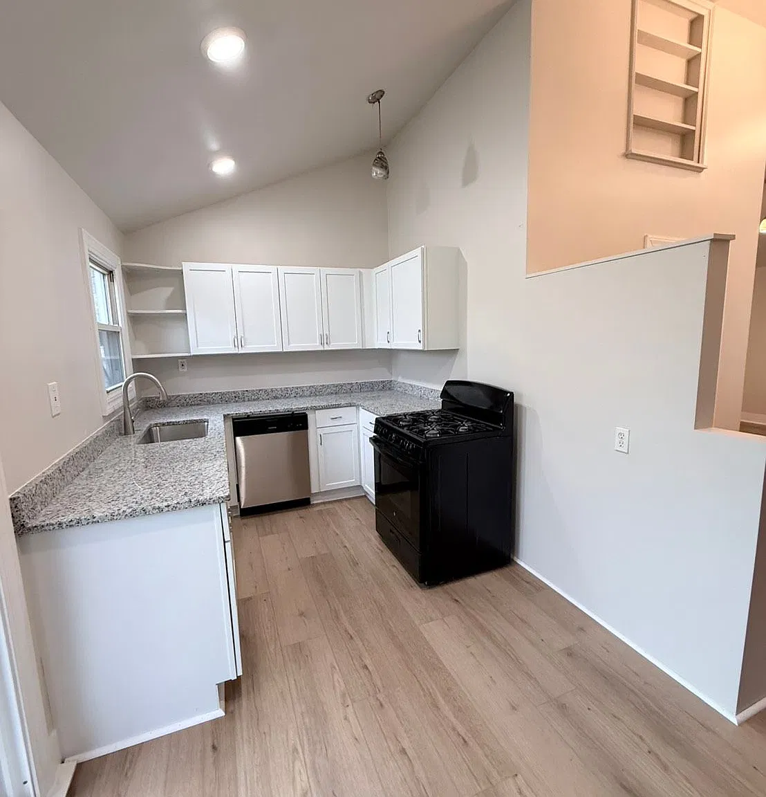 Updated 3 Bed / 1 Bath Ranch - Cleveland 44111 — Photo 2