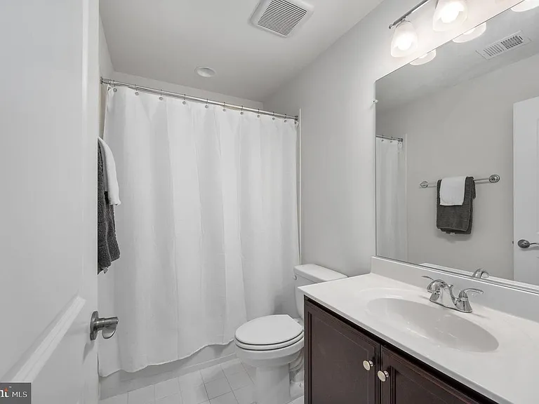 1319 Gilmore St — Photo 17