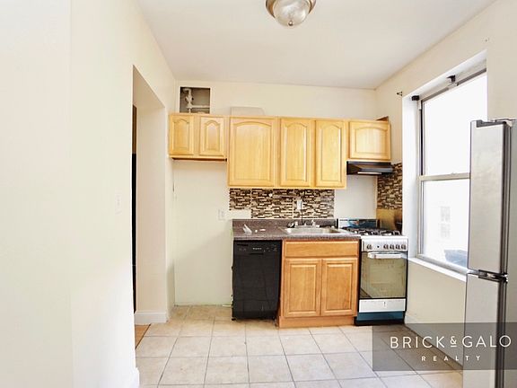 4th image of 500 W 171st St