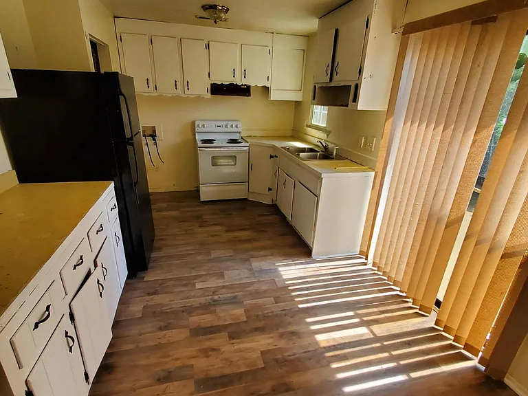 309 Bernie Ct — Photo 2