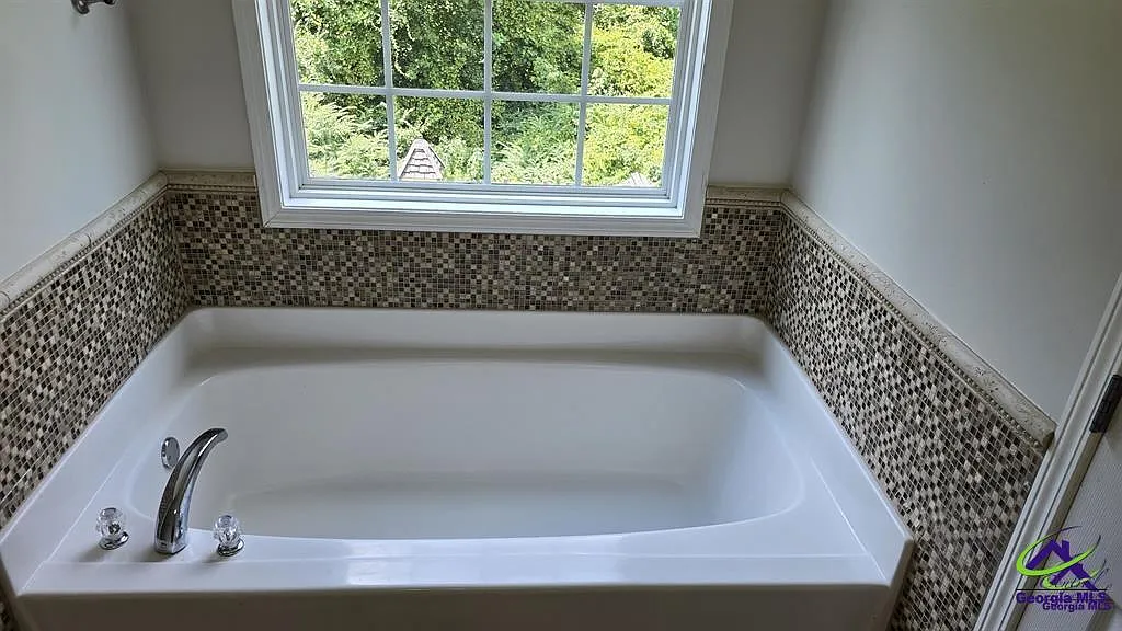 5 bed, 3.0 bath, 2278 sqft, $2,350 — Photo 3