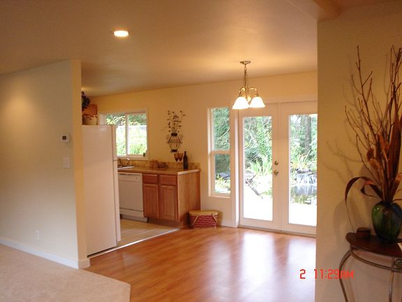 looking from living room through dinning room to back patio