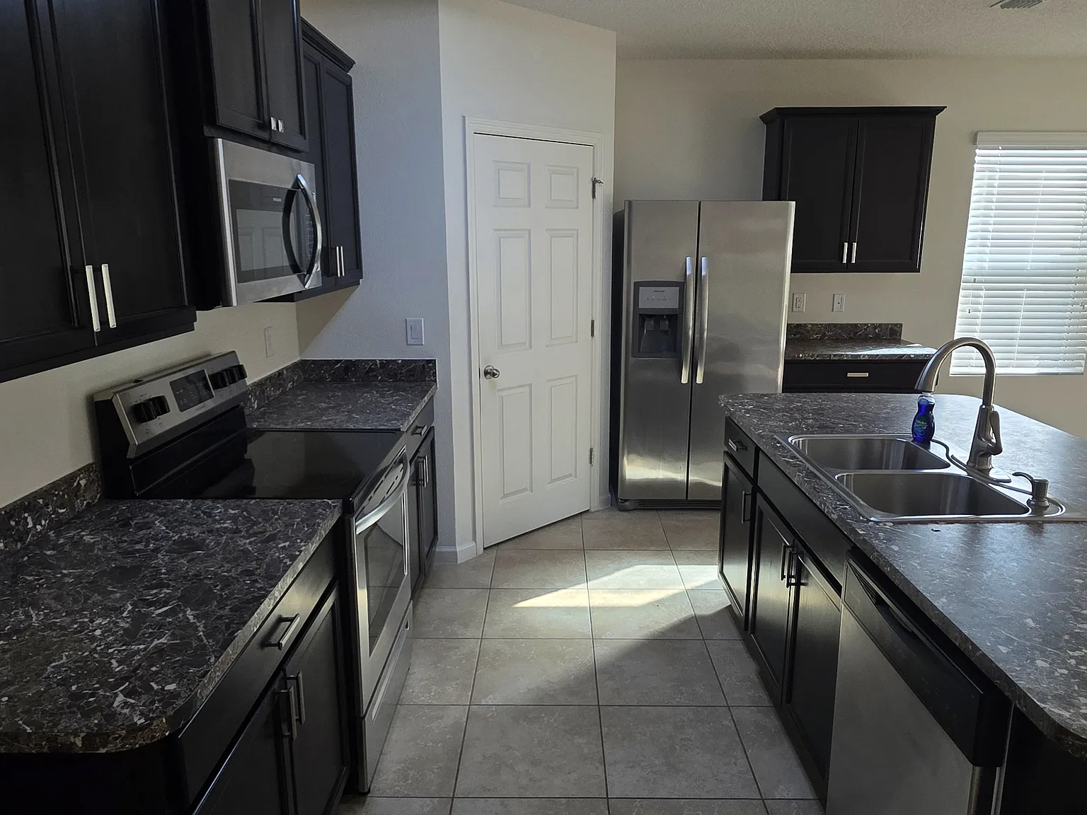 4 bed, 1918 sqft, $2,800 — Photo 4