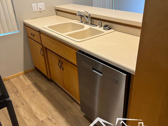 5th image of 2090 Dickinson Ave