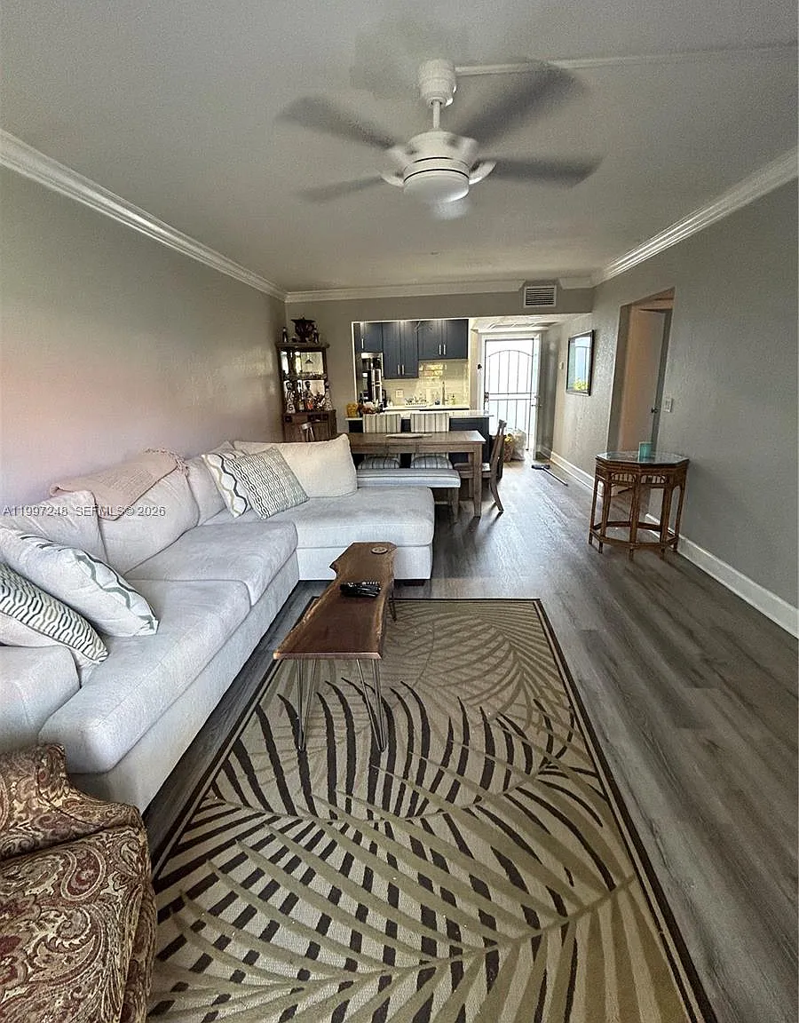 Lori-Lynn Condo — Photo 3