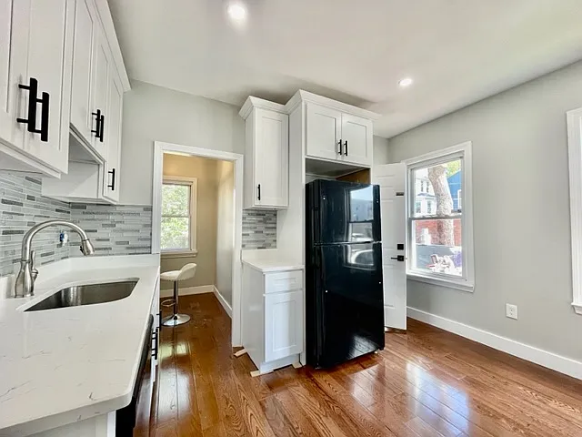 3 bed, 1300 sqft, $2,250 — Photo 2